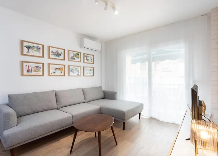 Home2book Cozy Pool Retreat In